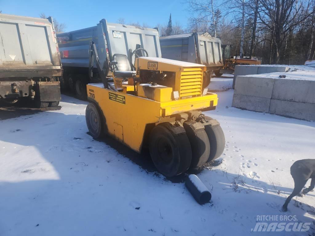 Basic 700 Cilindros Compactadores de pneus