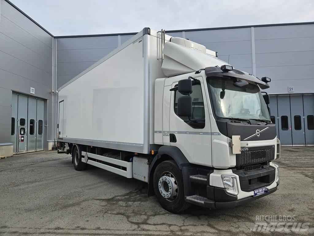Volvo FL Caminhões de caixa fechada