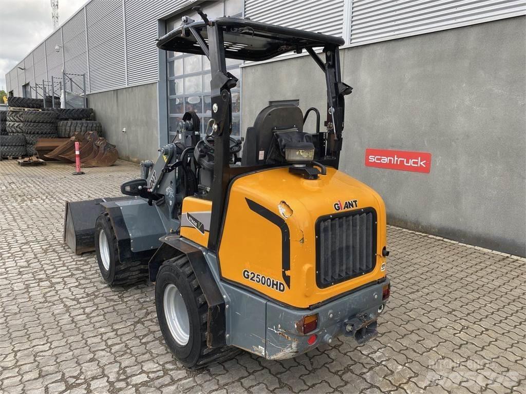 GiANT G2500HD Carregadora multifunções