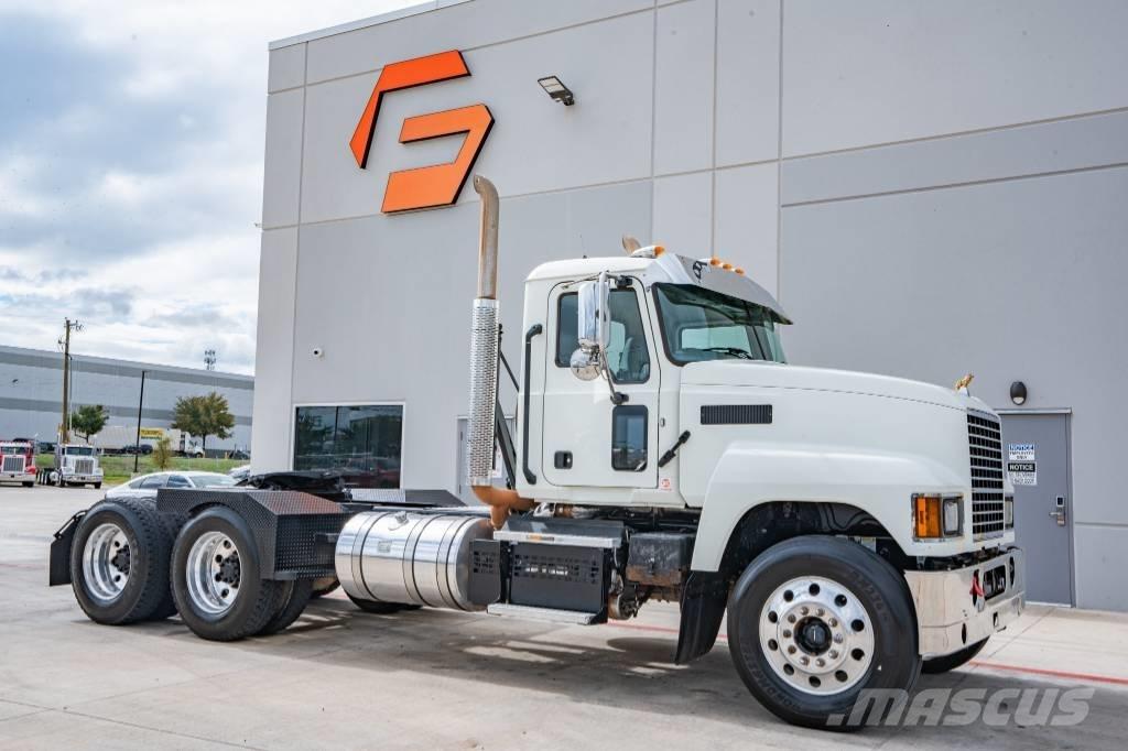 Mack Pinnacle 64T Cavalos Mecânicos