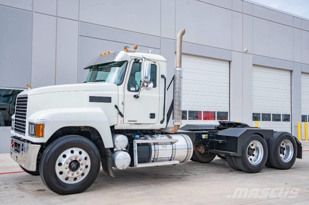 Mack Pinnacle 64T Cavalos Mecânicos