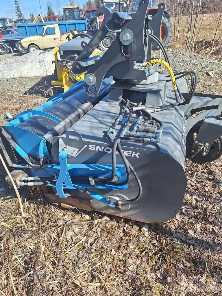 Snowek Circulus 220M Espalhadores de areia e sal
