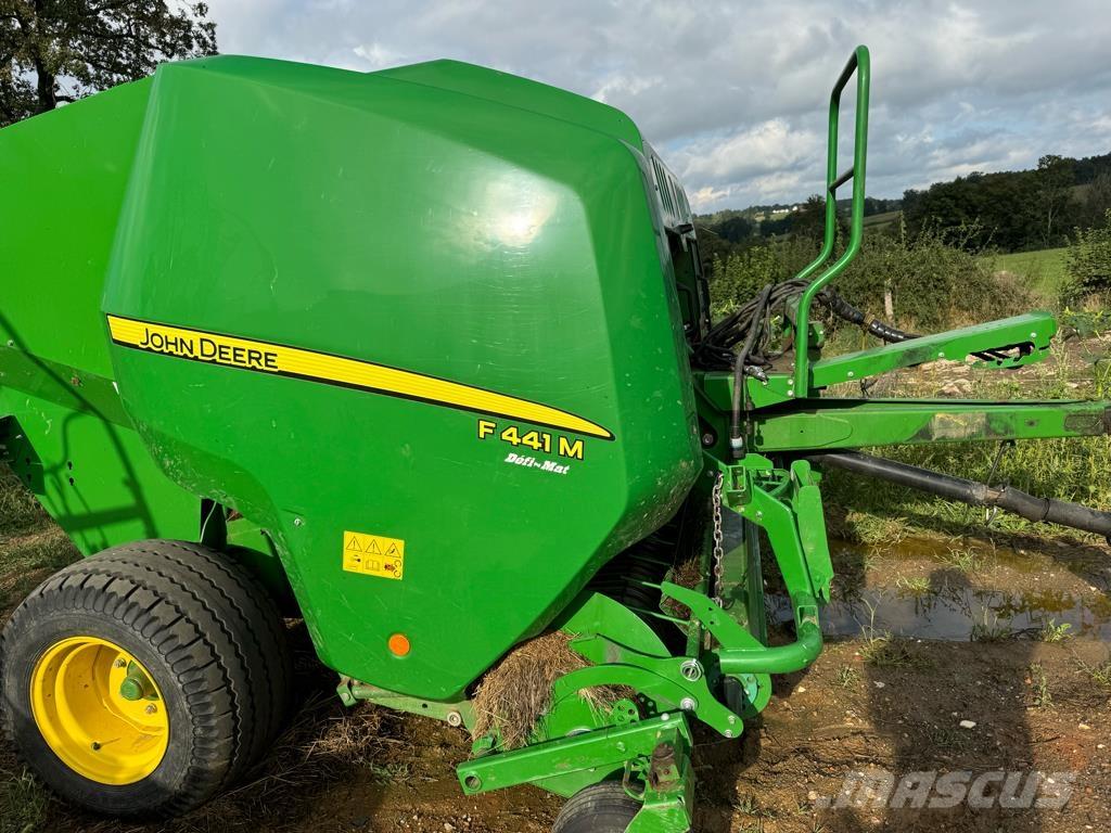 John Deere F441M Enfardadeira de rolos