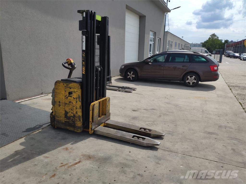 Yale MS16 AC Self propelled stackers