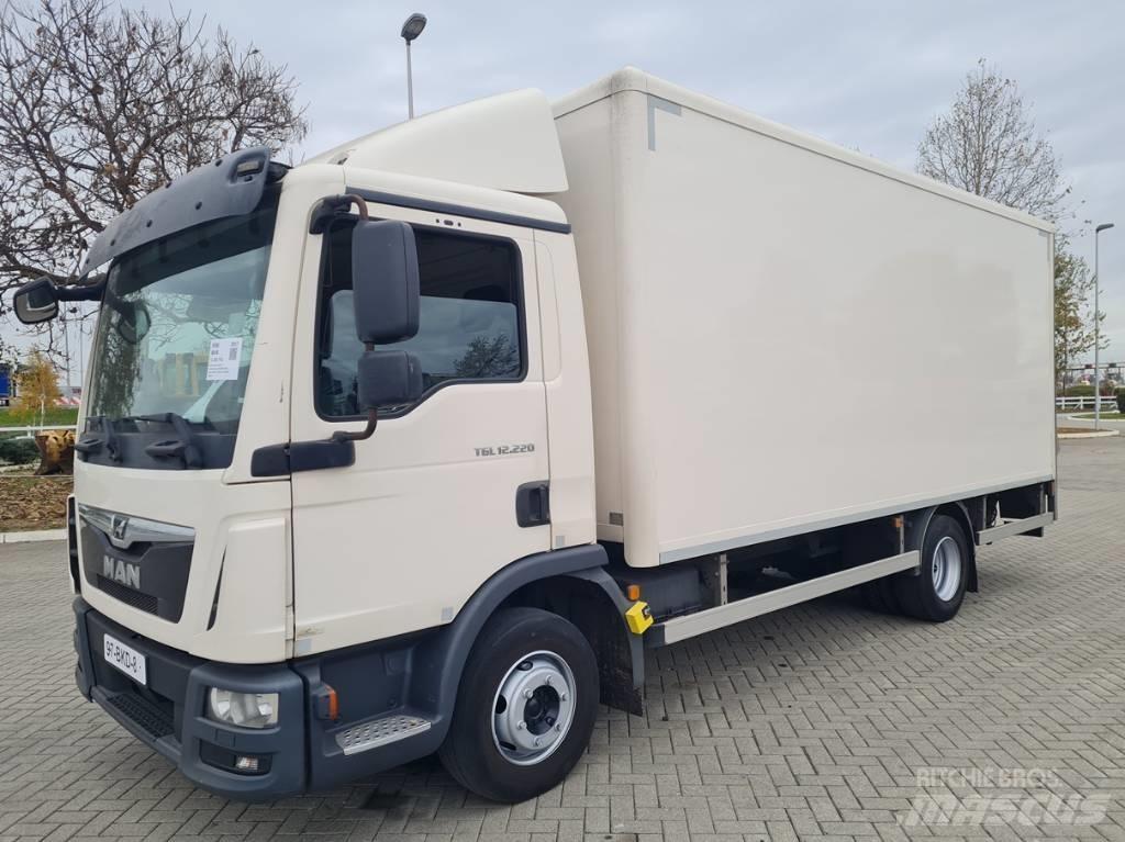 MAN 12.220 / 5.5m / LIFT Caminhões de caixa fechada