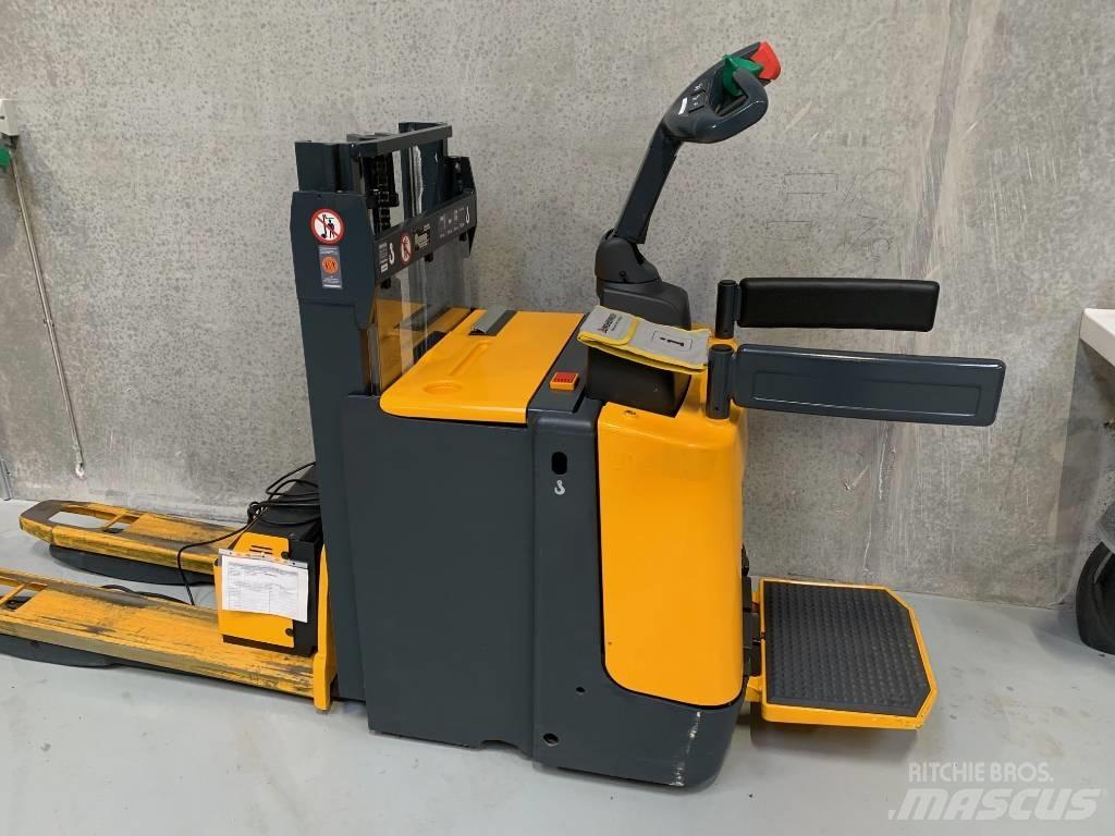 Jungheinrich ERD 220 Empilhador para operador externo