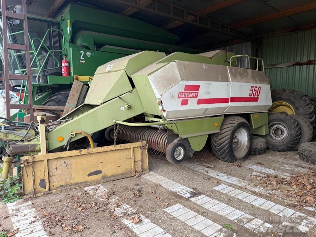 Fortschritt 550 Enfardadeira de fardos quadrados