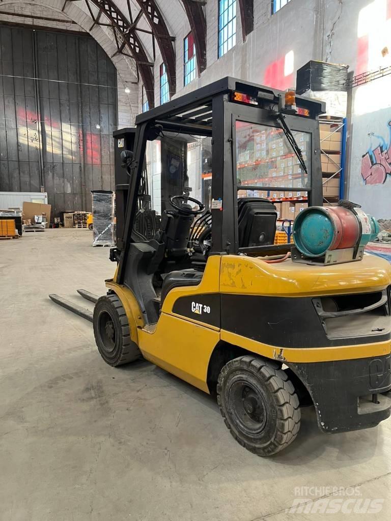 CAT CAT GP30N Empilhadores a gás