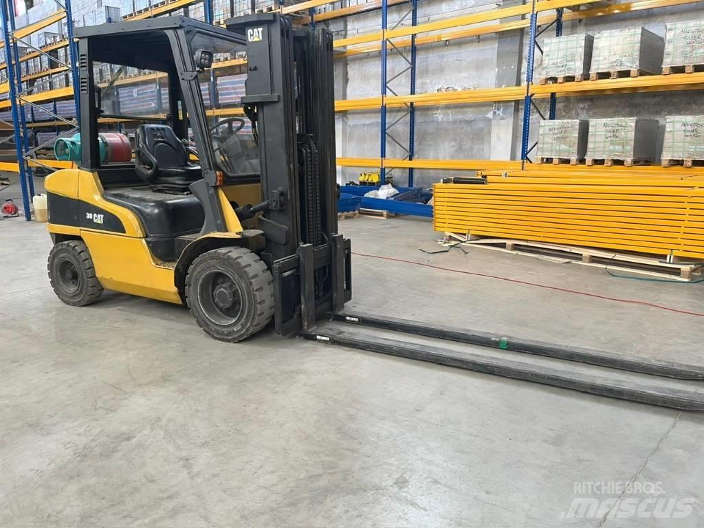 CAT CAT GP30N Empilhadores a gás