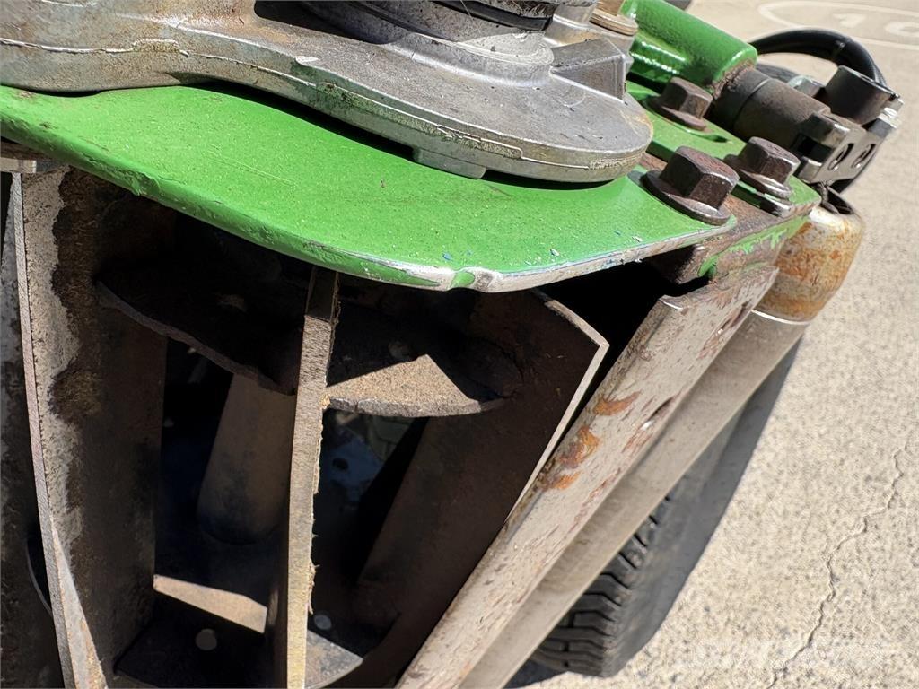 John Deere 7700A Corta-Relvas walk-behind