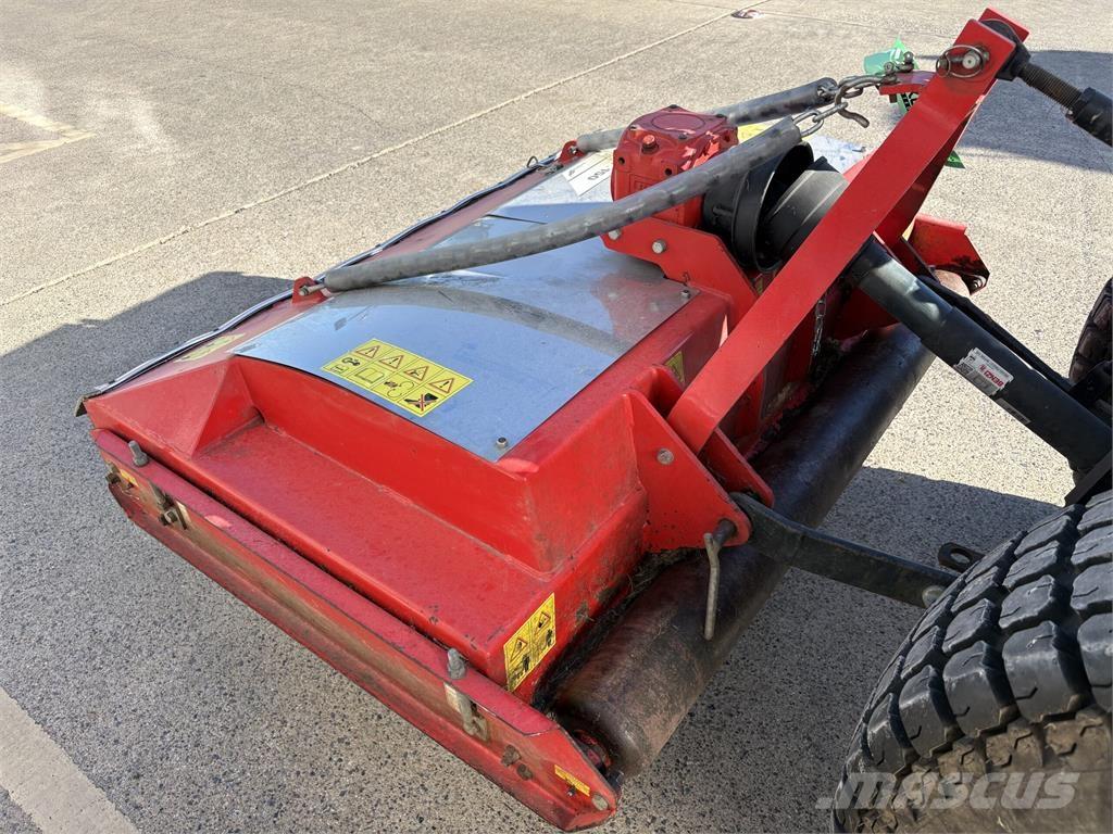 Trimax Striker 150 Corta-Relvas montadas e arrastadas