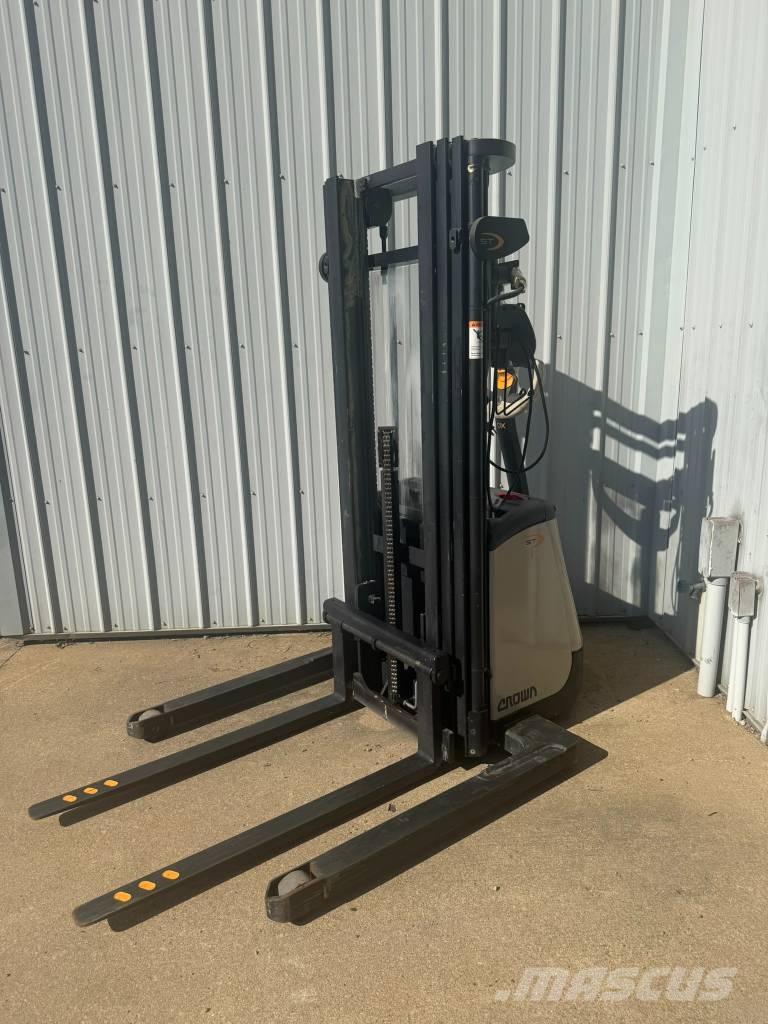 Crown ST3000-25 Empilhadores eléctricos