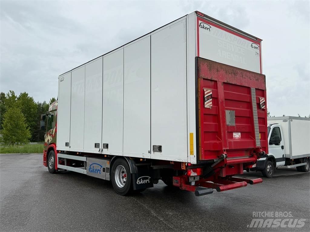 Scania P320 Caminhões de caixa fechada