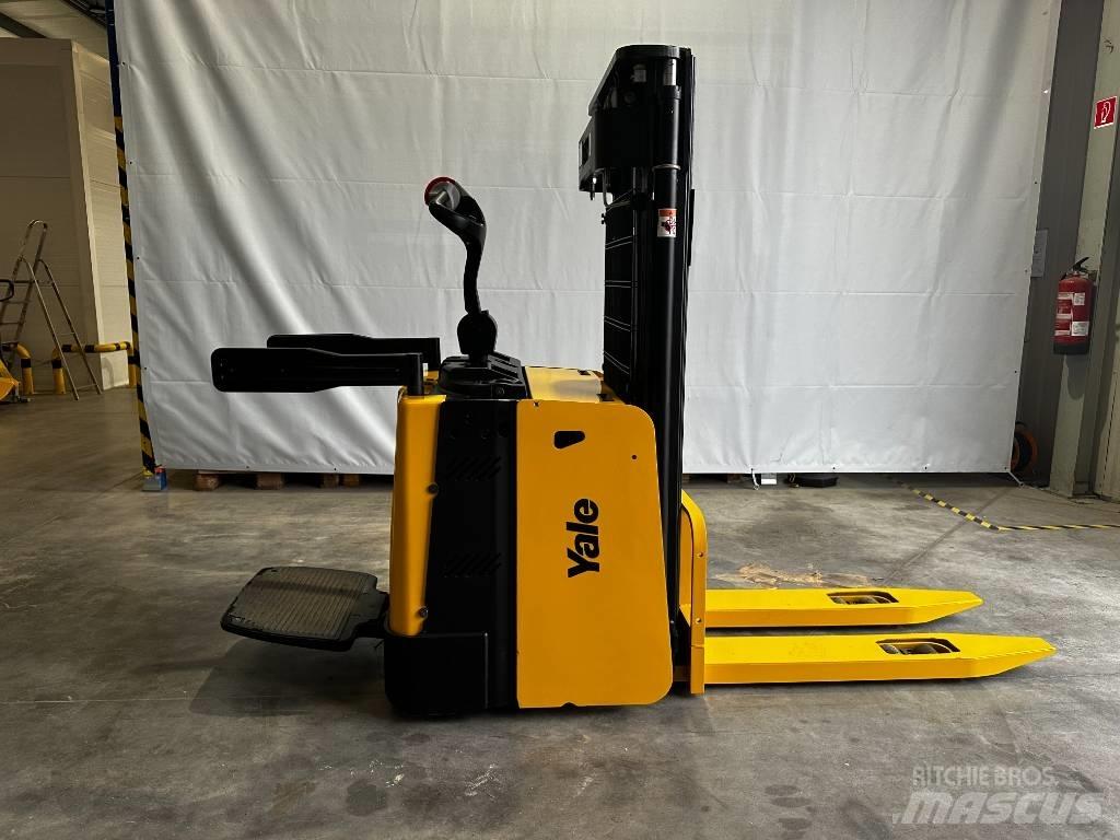 Yale MS12x Empilhador para operador externo