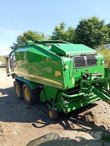 John Deere 744 Enfardadeira de rolos