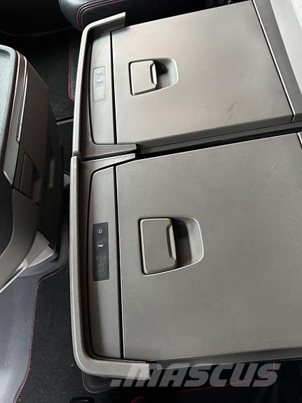 Scania S650B6X2NB Caminhões de caixa fechada