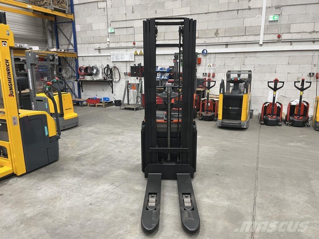 BT SWE 120 L Empilhador para operador externo