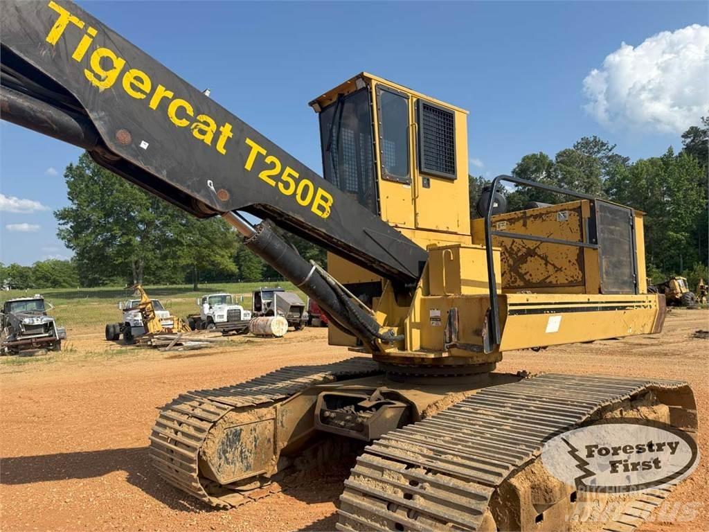 Tigercat T250B Carregadores