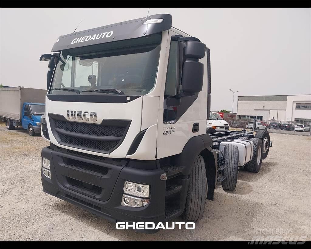 Iveco AD440S42 Caminhões de caixa fechada