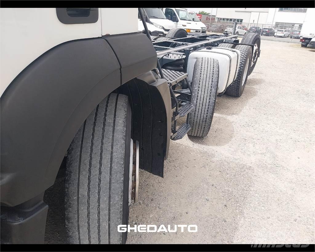 Iveco AD440S42 Caminhões de caixa fechada