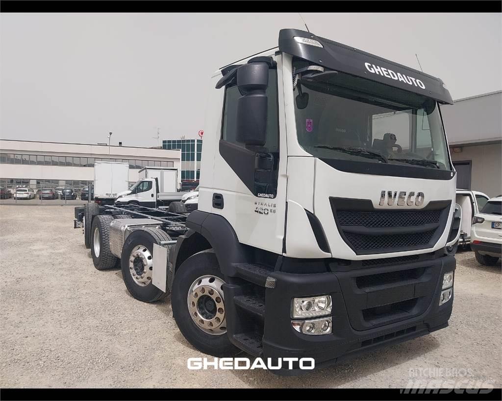 Iveco AD440S42 Caminhões de caixa fechada
