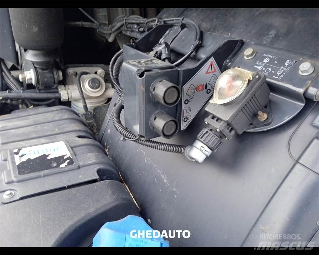 Iveco AS440S48 Caminhões de caixa fechada