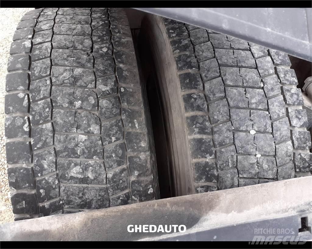 Iveco AS440S48 Caminhões de caixa fechada
