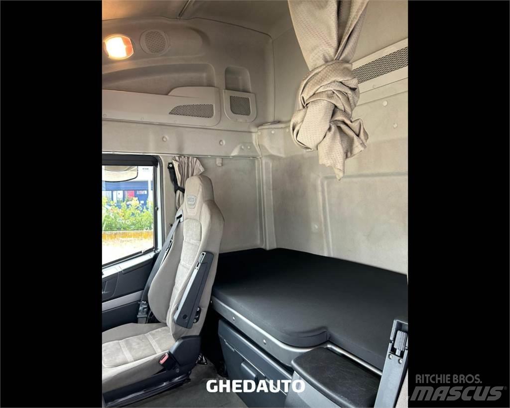Iveco AS440S48 Caminhões de caixa fechada