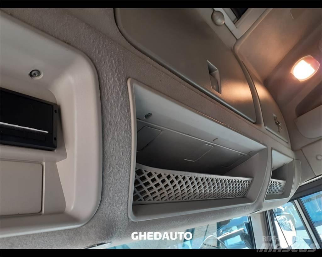 Iveco AS440S48 Caminhões de caixa fechada