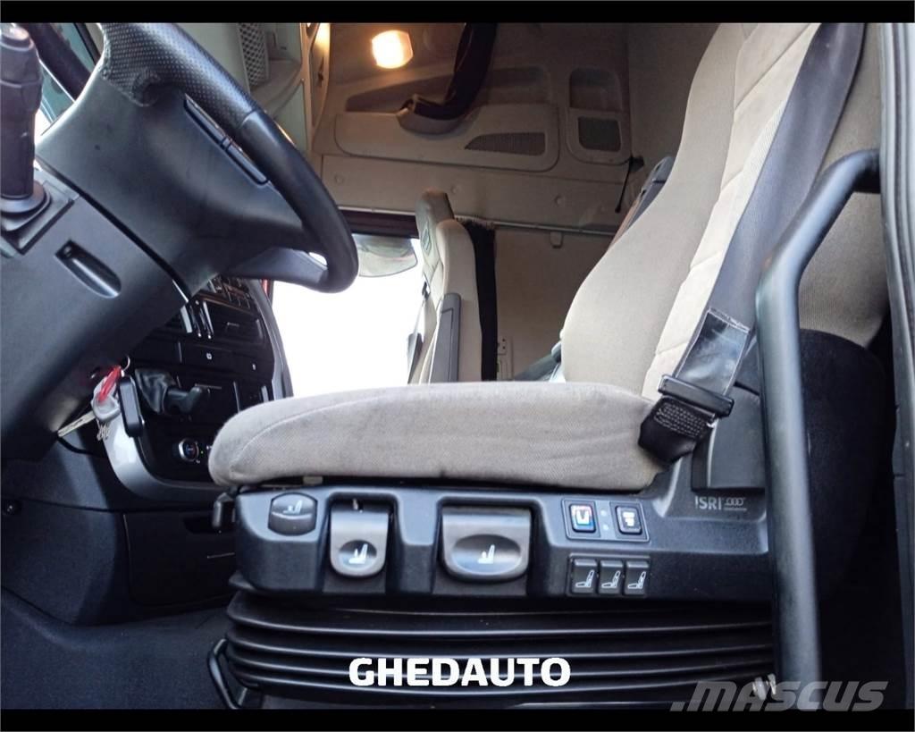 Iveco AS440S48T/P Caminhões de caixa fechada