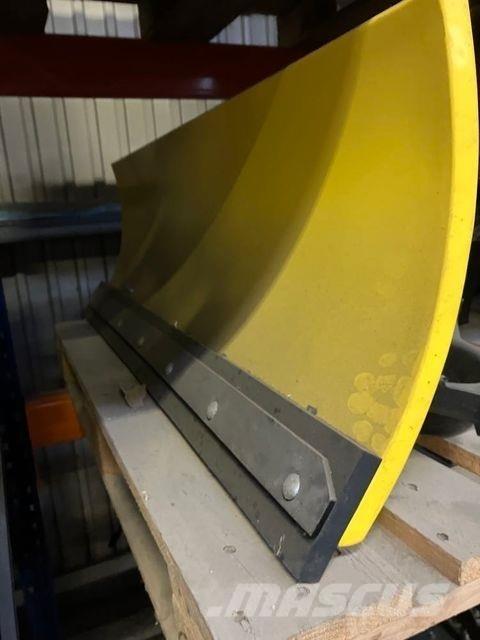 John Deere  Lâminas de neve e arados
