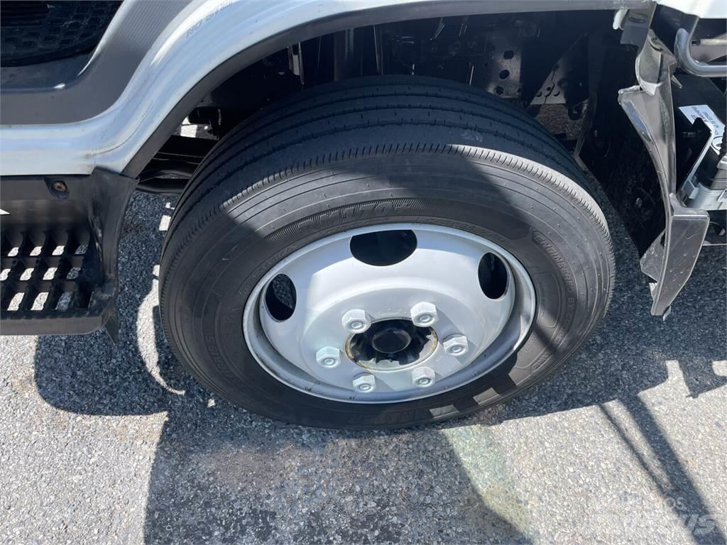 Isuzu NRR Caminhões de caixa fechada