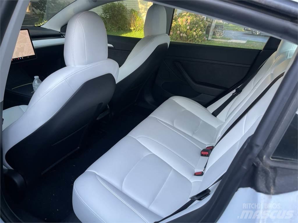 Tesla Model 3 Automóvel