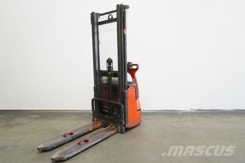 Linde L 12 379 Self propelled stackers