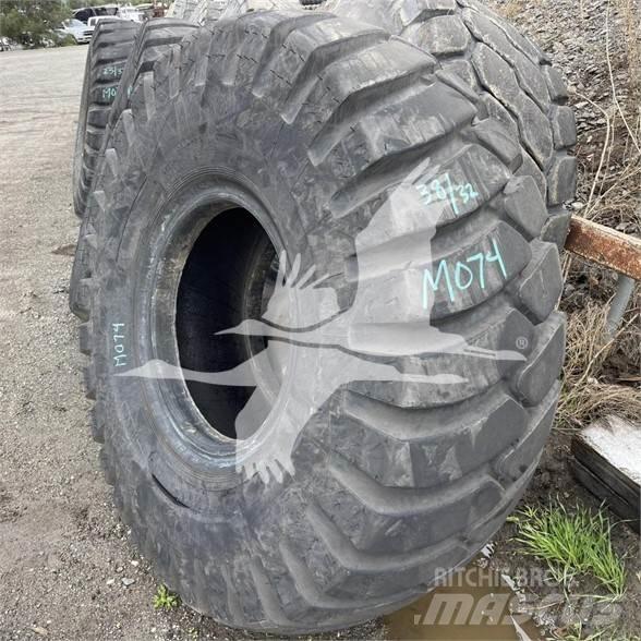 Titan 23.5x25 Pneus