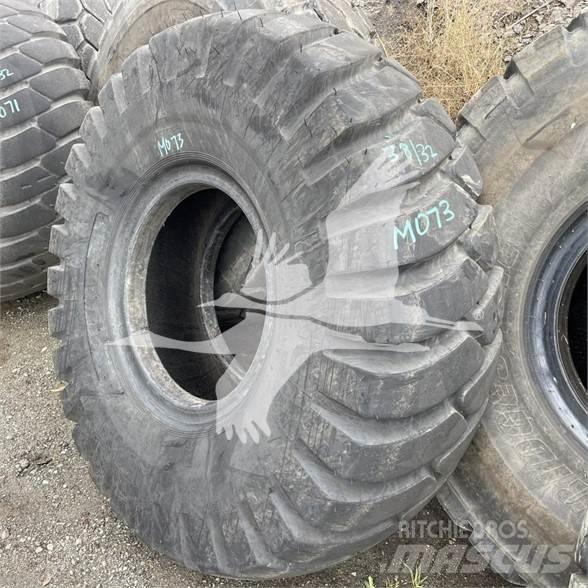 Titan 23.5x25 Pneus