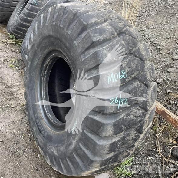 Titan 23.5x25 Pneus