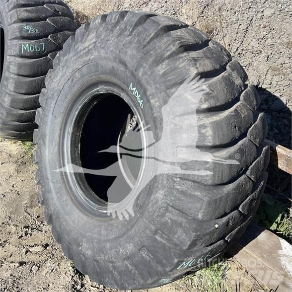 Titan 23.5x25 Pneus