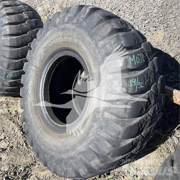 Titan 23.5x25 Pneus