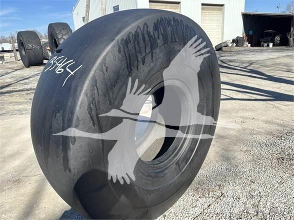 Titan 23.5x25 Pneus