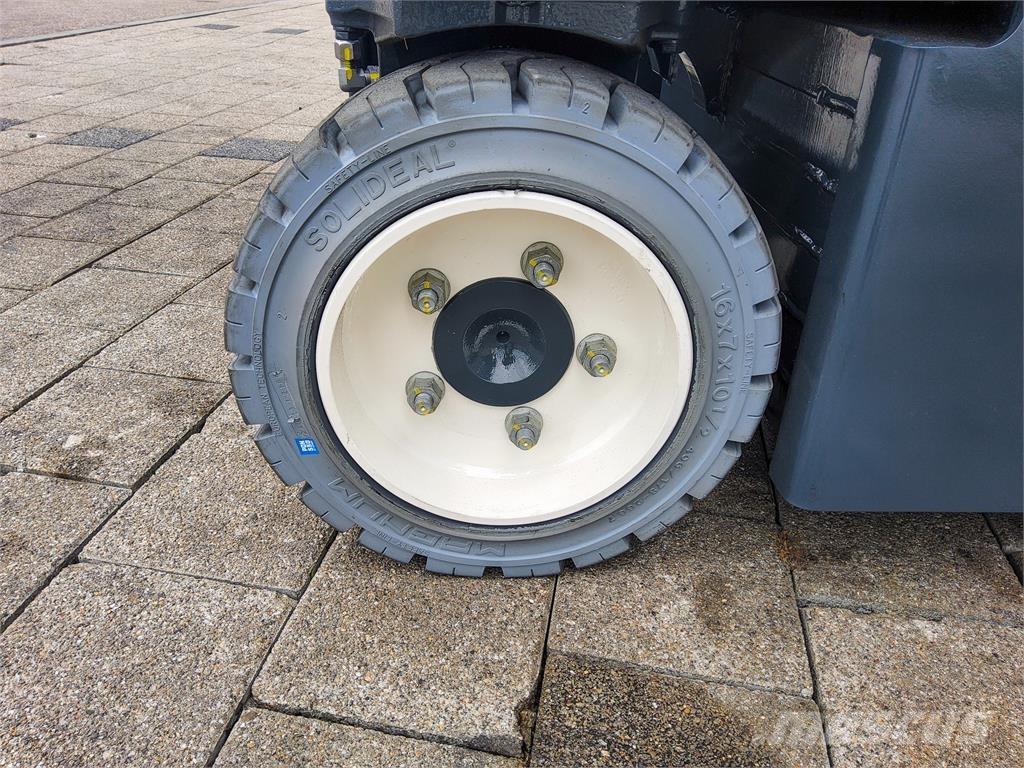 Combilift CBE 3000 Empilhadores de 4 vias