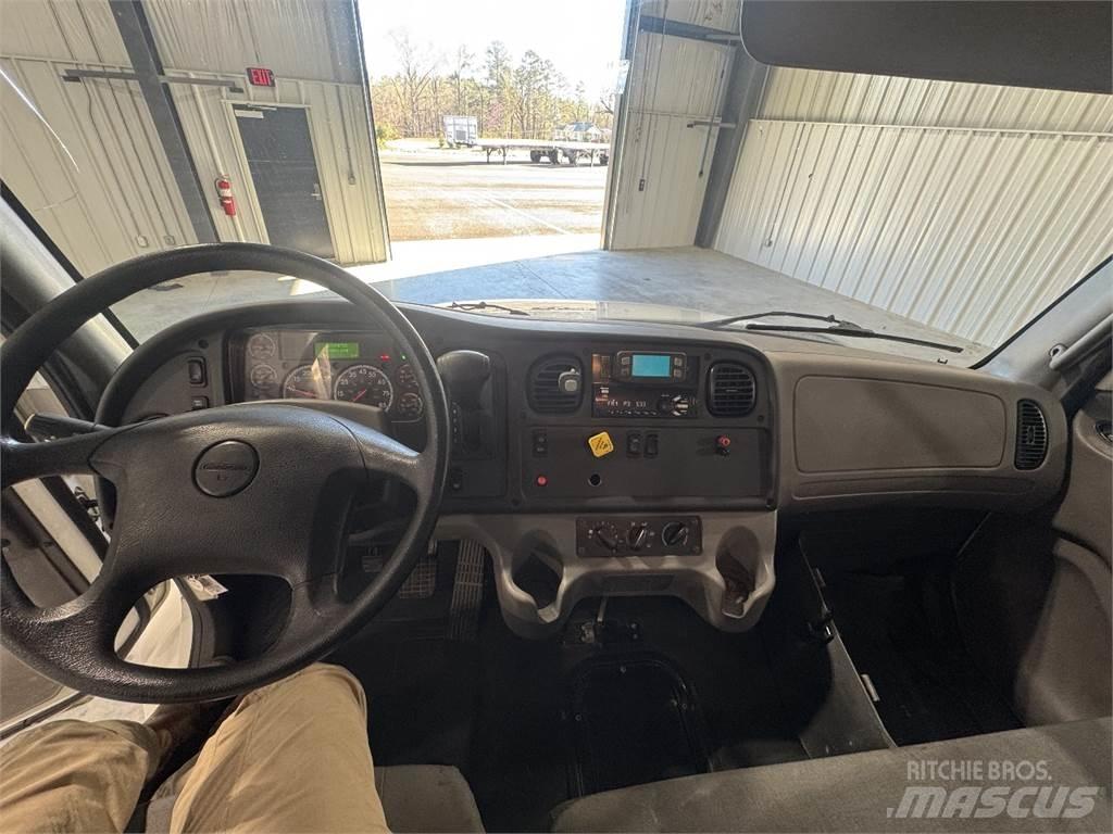Freightliner M2 Caminhões de caixa fechada