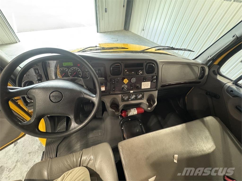 Freightliner M2 Caminhões de caixa fechada