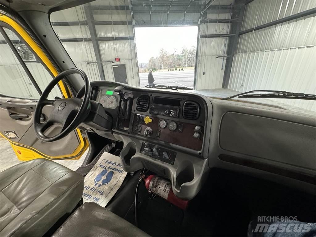 Freightliner M2106 Caminhões de caixa fechada