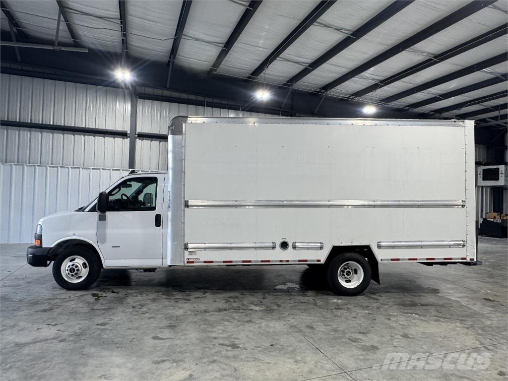 GMC G33903 Caminhões de caixa fechada