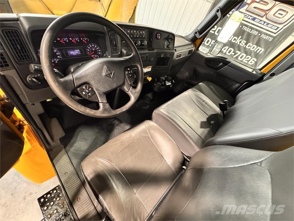 International MV607 Caminhões de caixa fechada