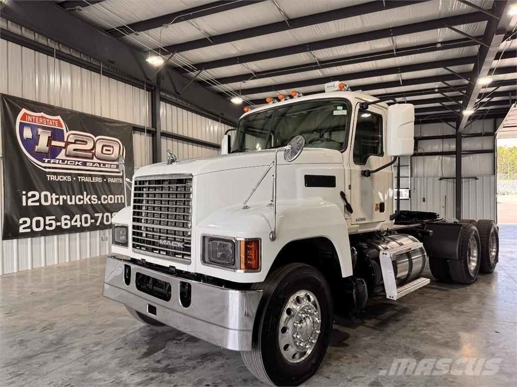 Mack Pinnacle Cavalos Mecânicos