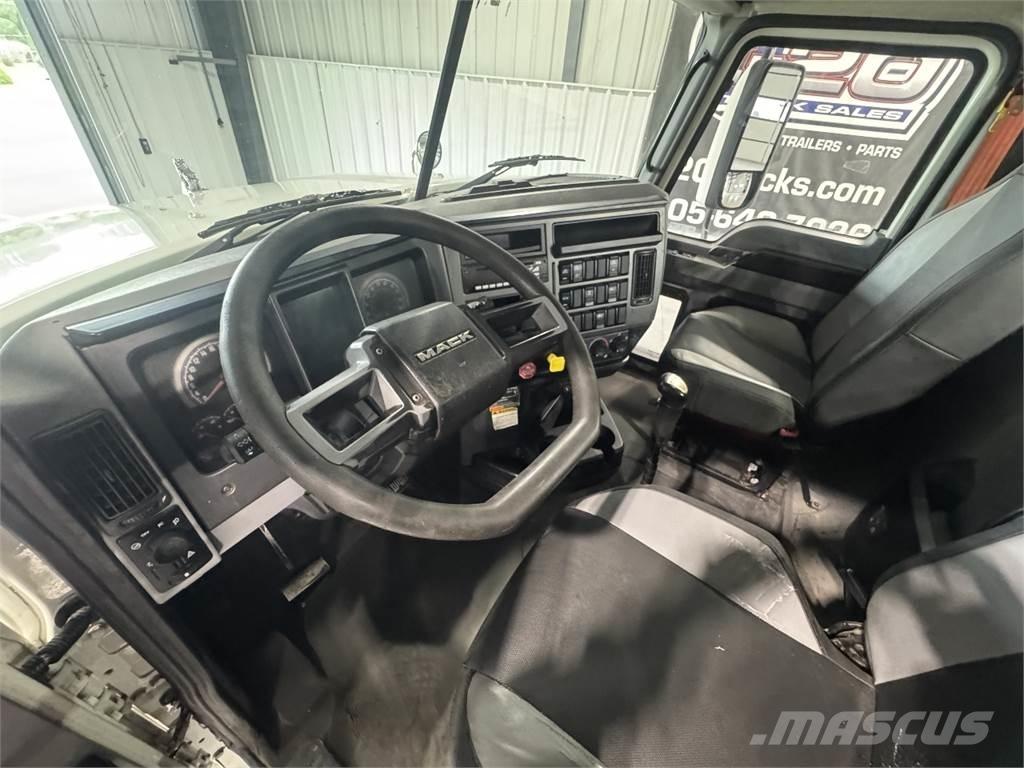 Mack Pinnacle Cavalos Mecânicos