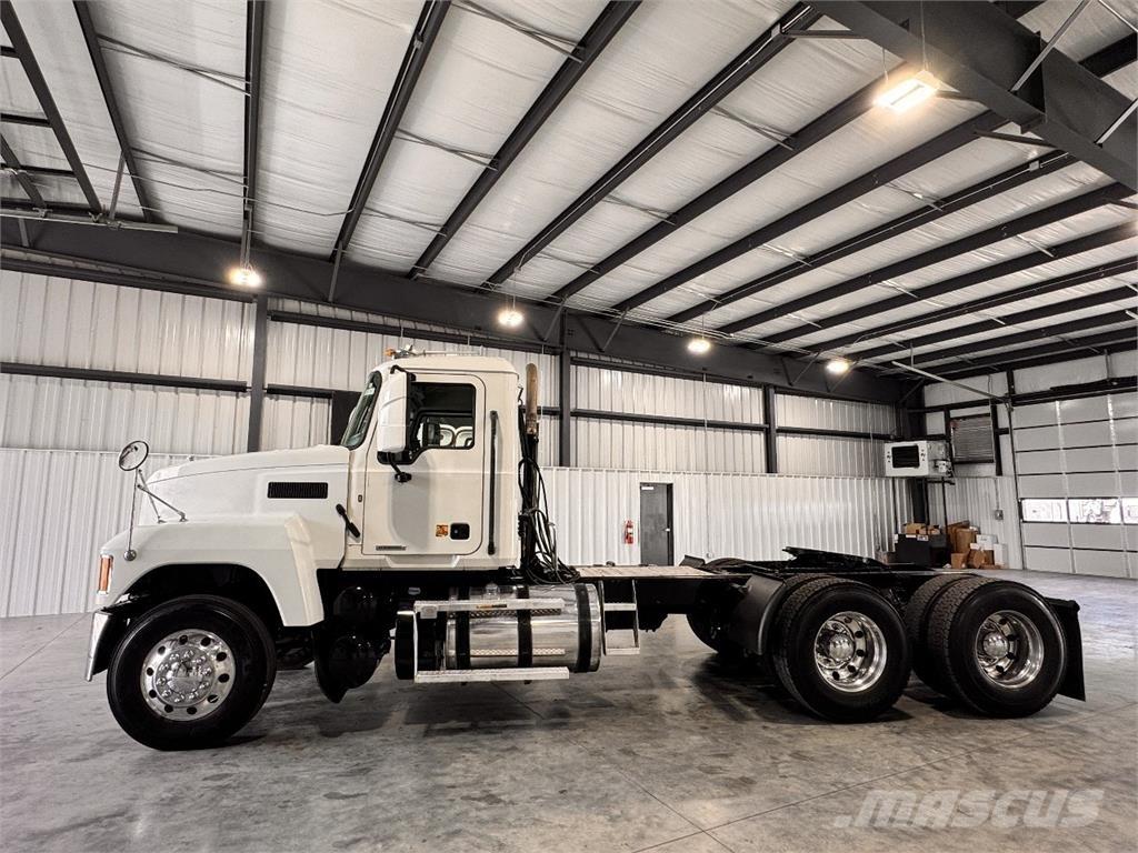 Mack Pinnacle Cavalos Mecânicos
