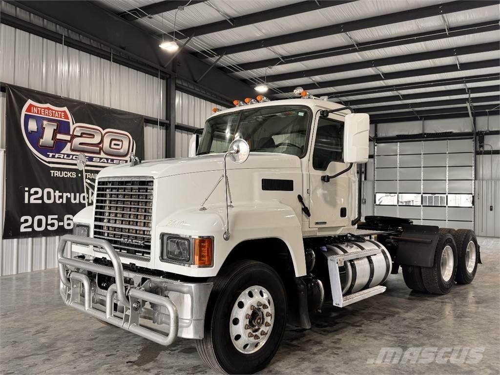 Mack Pinnacle Cavalos Mecânicos